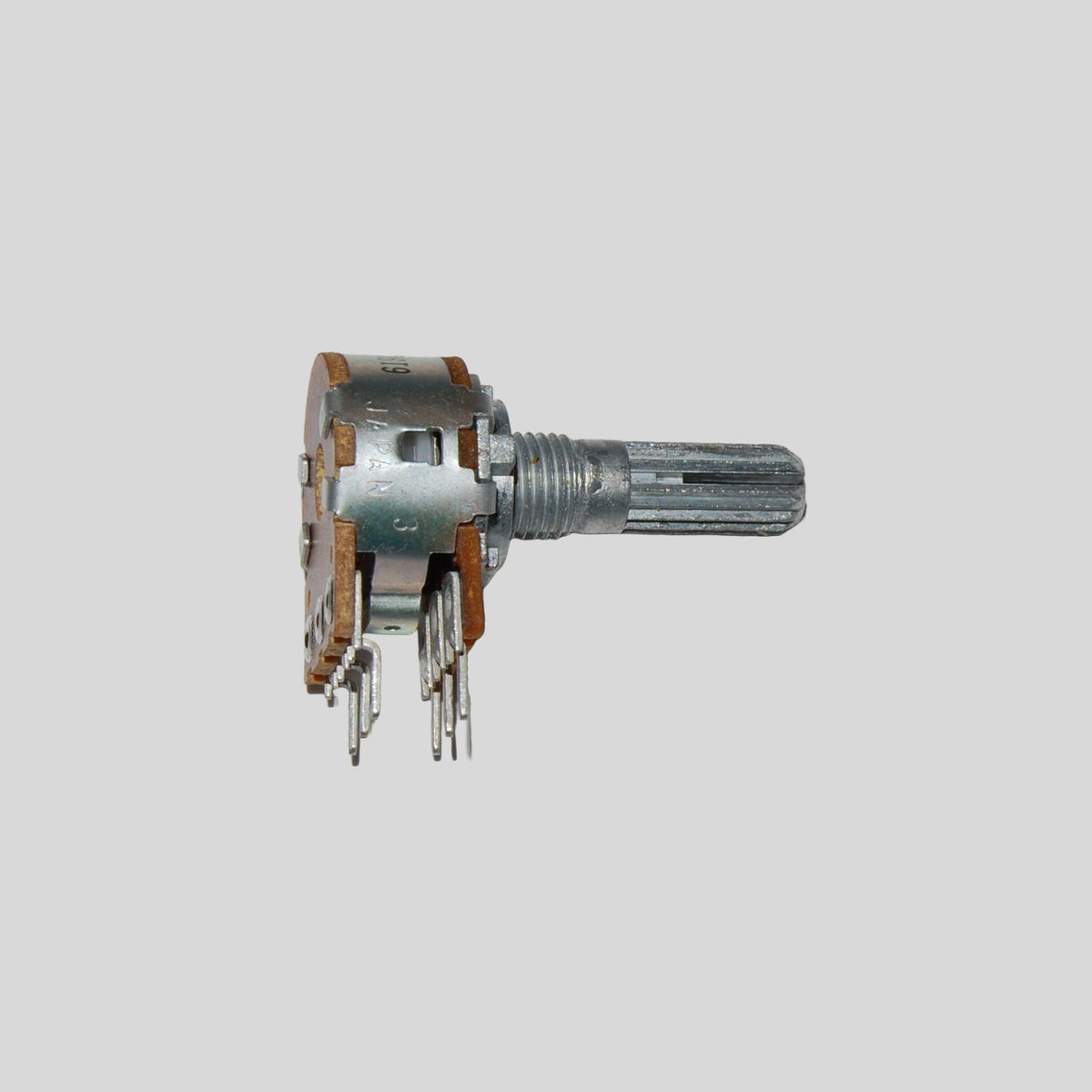 D&R Spare Part – ALPS Potentiometer 16mm Stereo 2x10kB Center Click Linear (10300371) - Dnrwebshop.com